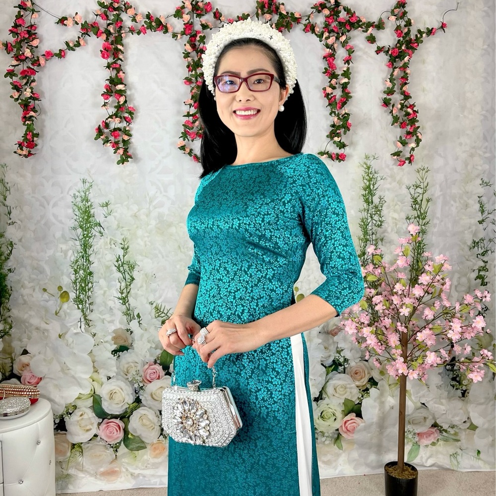 Ao dai gam Thai Tuan, New beautiful Vietnamese

size M Vietnam (US size 2)